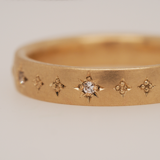 Eridanus · Sol · Goldring mit weißen Saphiren und Handgravur